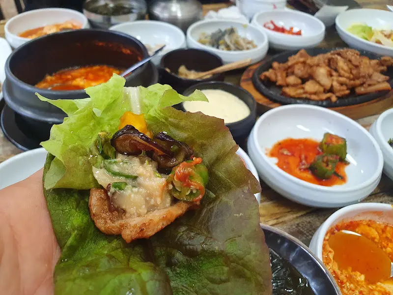 쌈 채소에 싸 먹는 돼지불고기