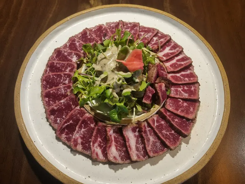 신선한 뭉티기가 아름답게 담겨 있는 접시