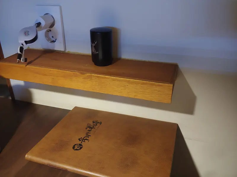 나무 테이블 위에 놓인 메뉴판