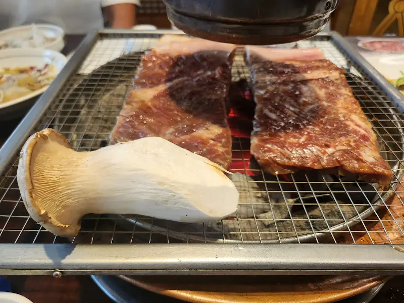 숯불 위에 구워지는 갈비