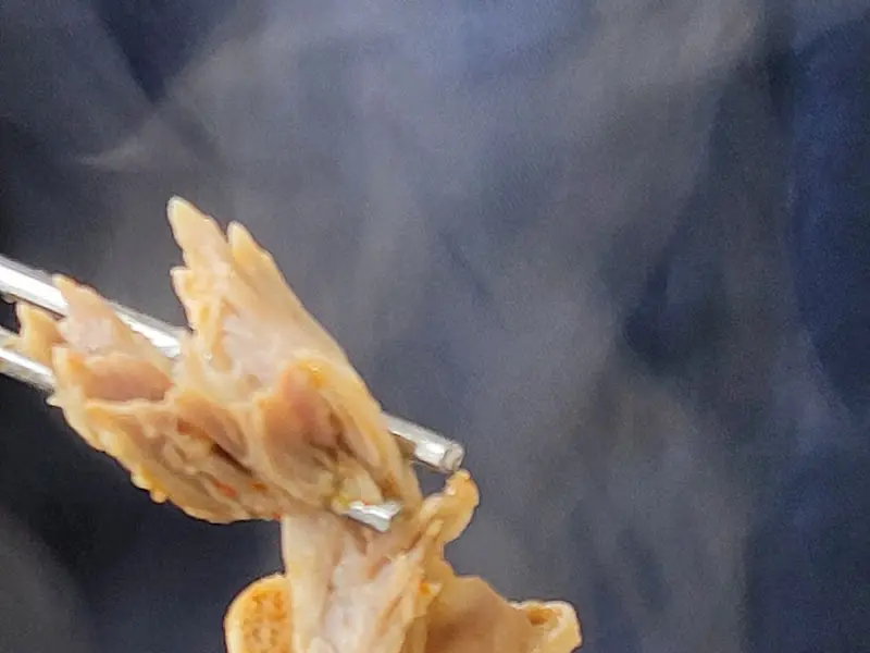 젓가락으로 들어올린 고기