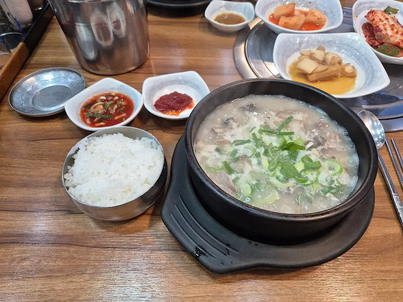 저녁에 찍은 식당 외관