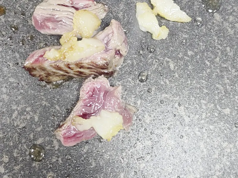 불판 위에서 지글거리는 말고기 구이