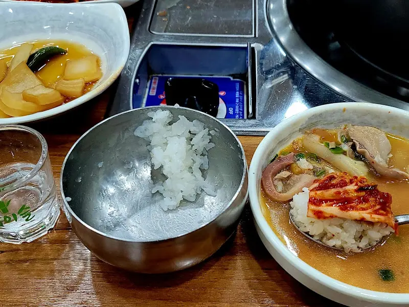 밥 위에 김치를 올려 먹는 모습