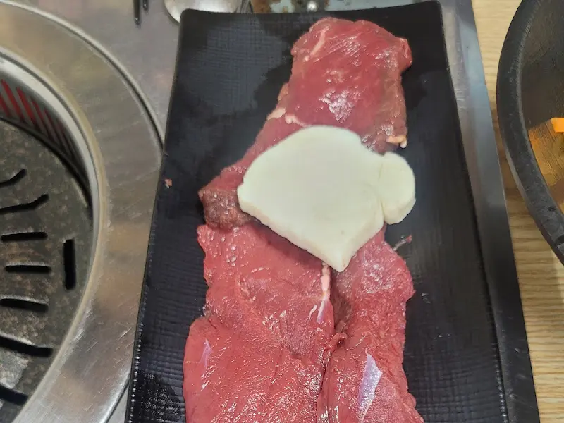 말고기 구이와 마늘의 조합