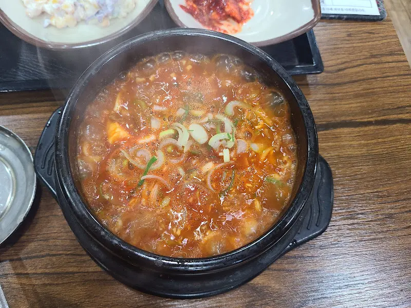뚝배기에 담긴 곱창 순두부찌개