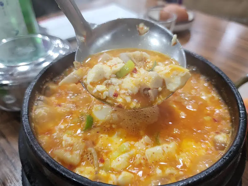 국자로 순두부를 뜨는 모습