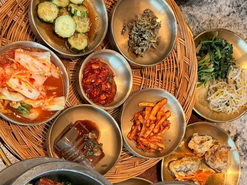 정갈하게 차려진 밑반찬