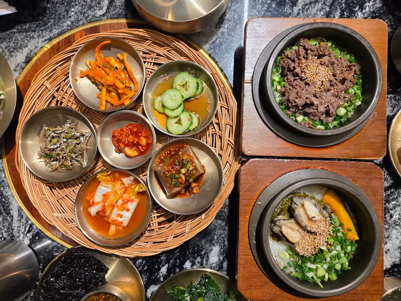 솥밥과 반찬 한 상 차림