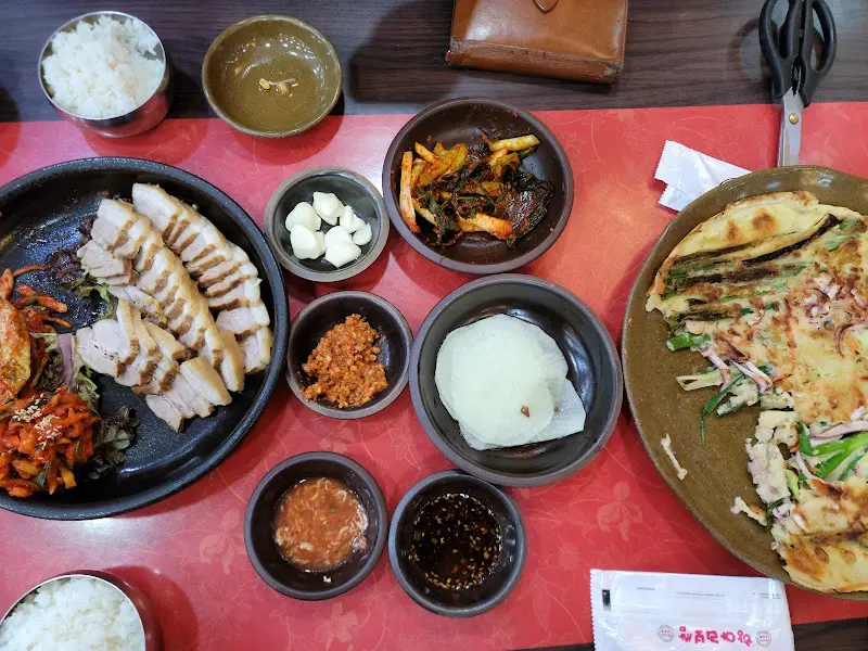 보쌈과 함께 나오는 곁들임 메뉴들