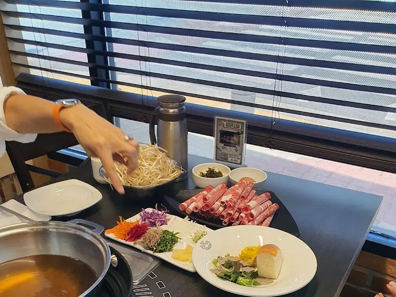 샤브샤브 재료를 담는 모습