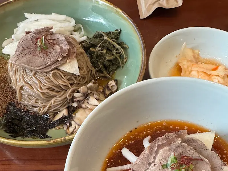 골동면과 육수, 김치가 함께 차려진 모습