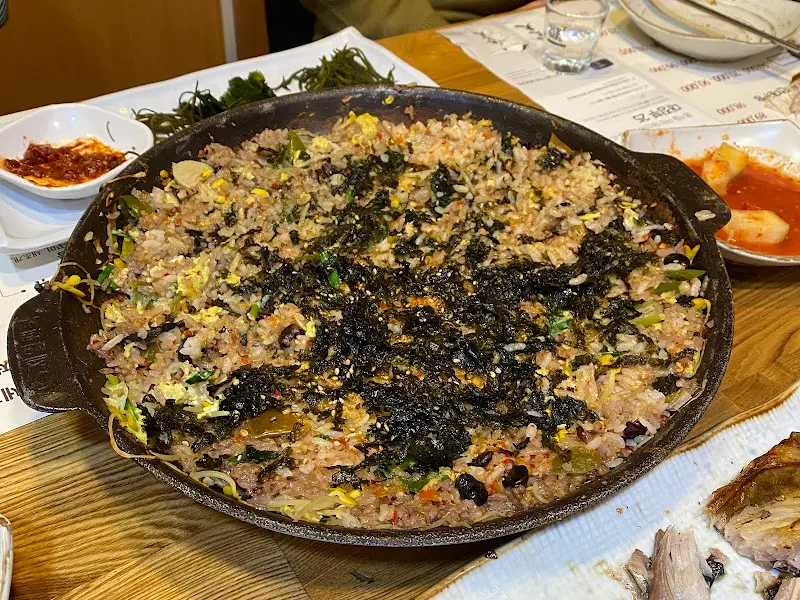 볶음밥 위에 김 가루가 듬뿍 뿌려진 모습