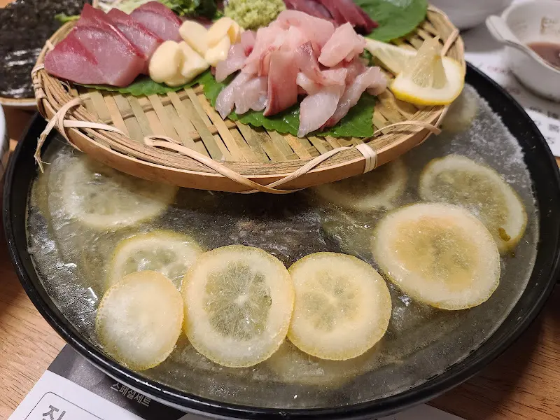 신선한 회 한 접시