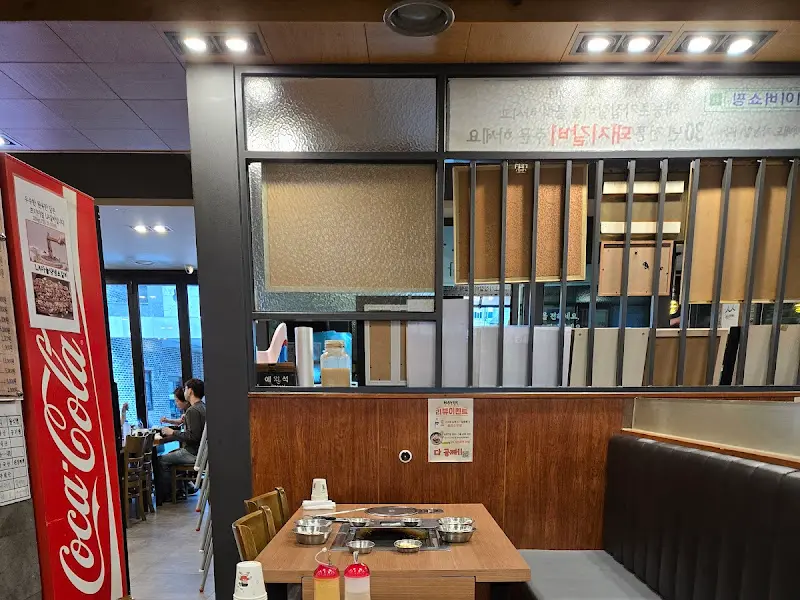 넓고 깔끔한 홀 내부