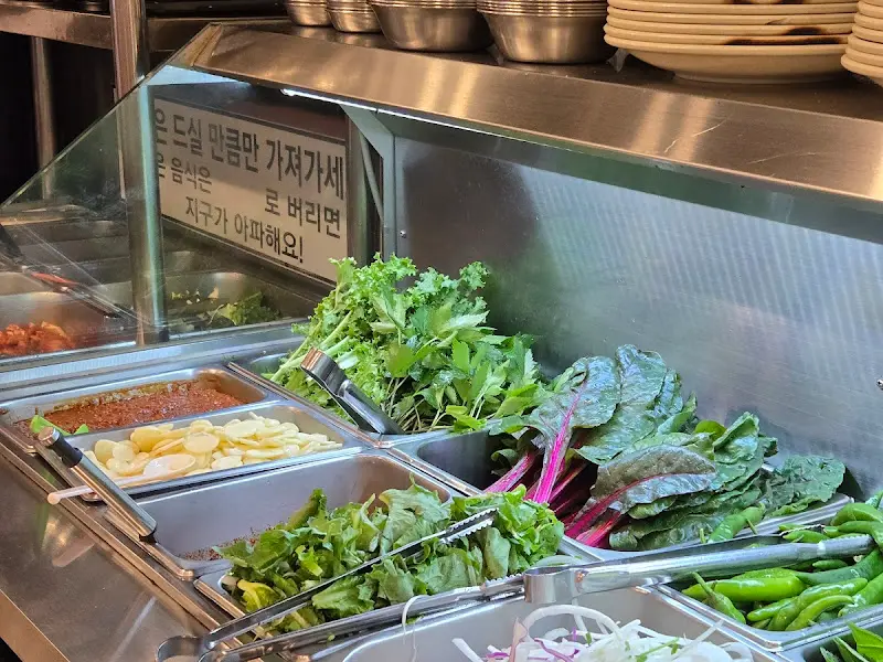 신선한 야채가 가득한 샐러드바