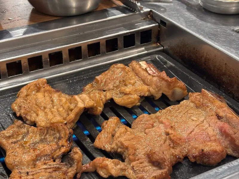 숯불 위에서 노릇하게 익어가는 갈비