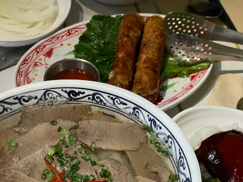 테이블 위의 쌀국수와 짜조