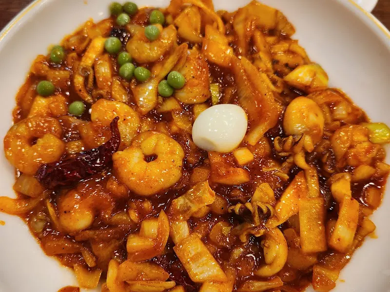 푸짐한 해산물이 들어간 물짜장