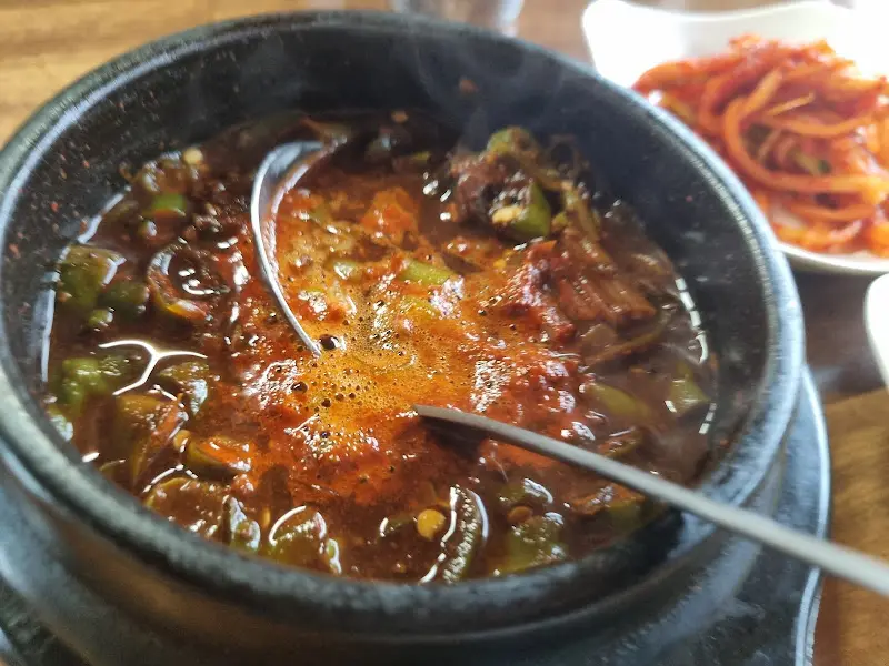 뚝배기에 담긴 짜박한 된장찌개