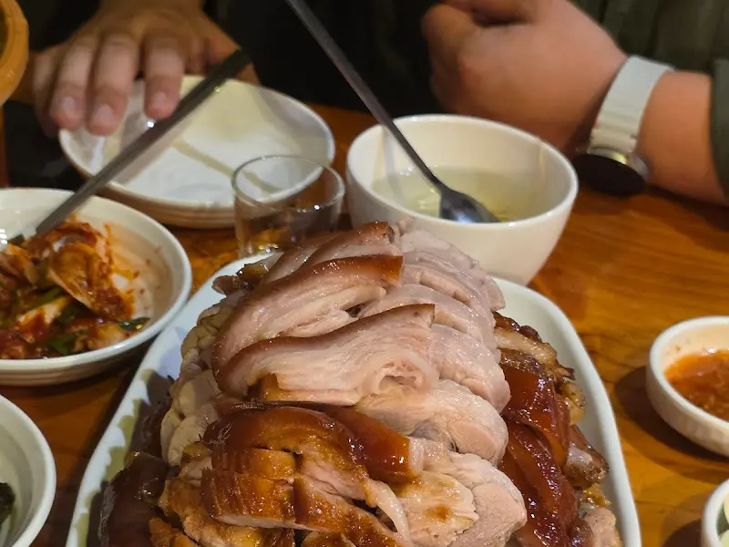 윤기가 흐르는 족발 한 상차림