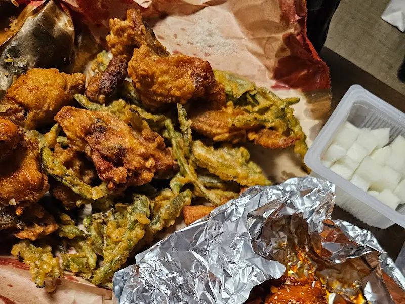 후라이드 치킨과 고추튀김