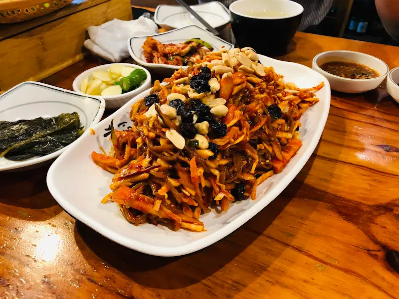 고소한 땅콩과 김가루가 듬뿍 뿌려진 막국수