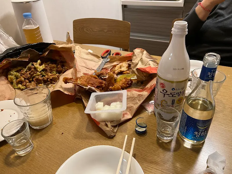 푸짐한 치킨 한 상 차림