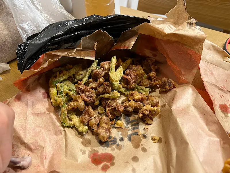 포장된 치킨과 고추튀김