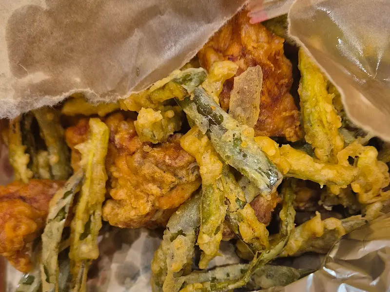 후라이드 치킨과 고추튀김