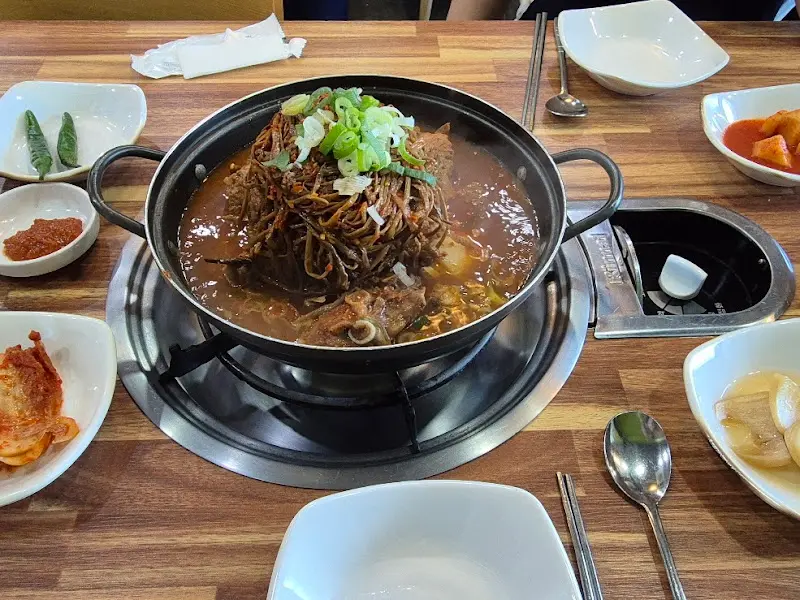 육일식당 감자탕 한 상 차림