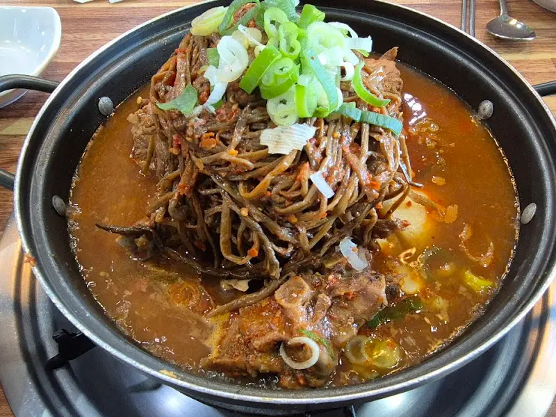 고구마순이 듬뿍 들어간 감자탕