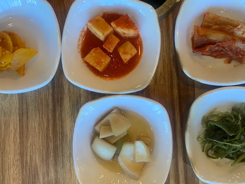 감자탕과 함께 제공되는 밑반찬들