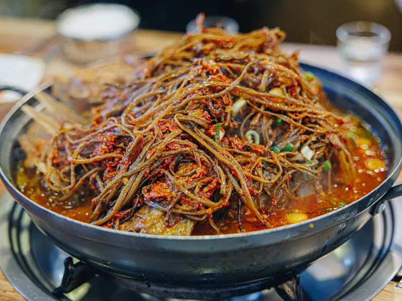 라면사리를 넣어 끓인 감자탕