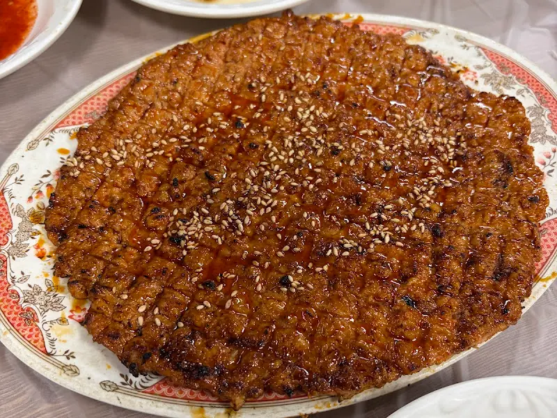 윤기가 흐르는 닭불고기의 모습