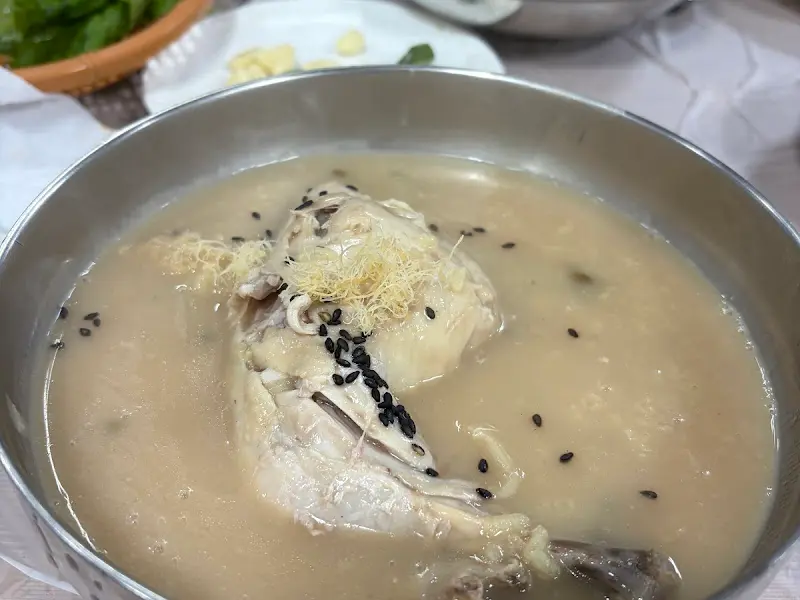 닭다리가 큼지막하게 들어간 녹두 백숙