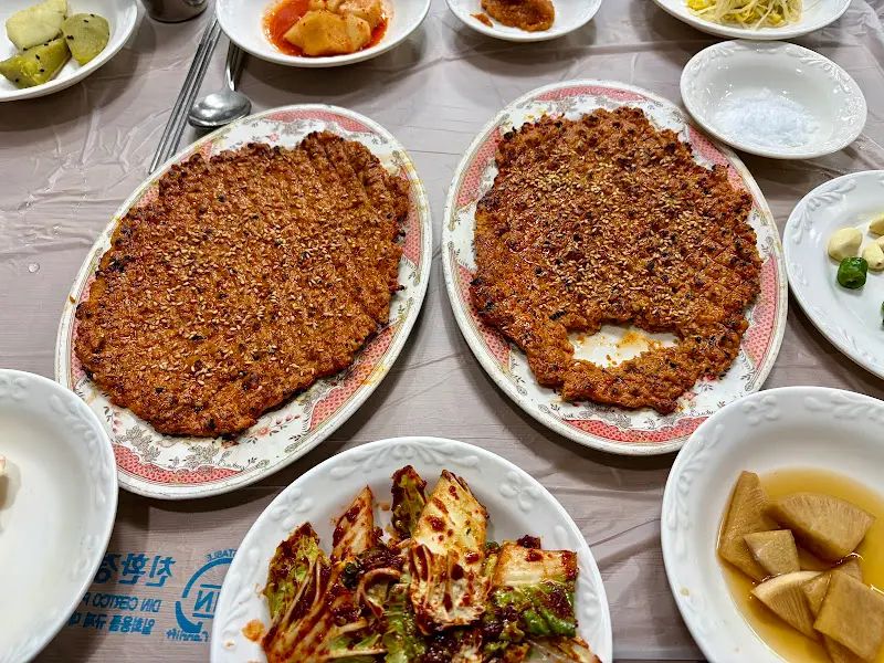 상다리 휘어지게 차려진 닭불고기 세트