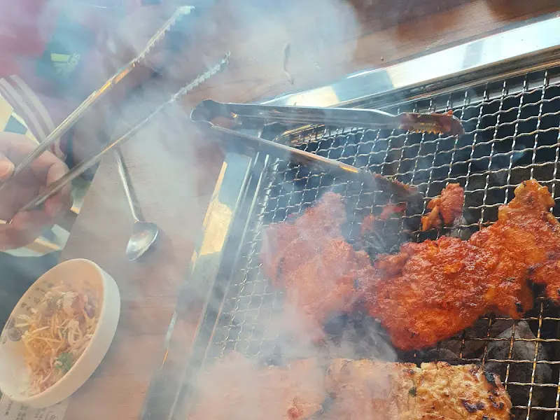 숯불 위에서 익어가는 양념 닭갈비