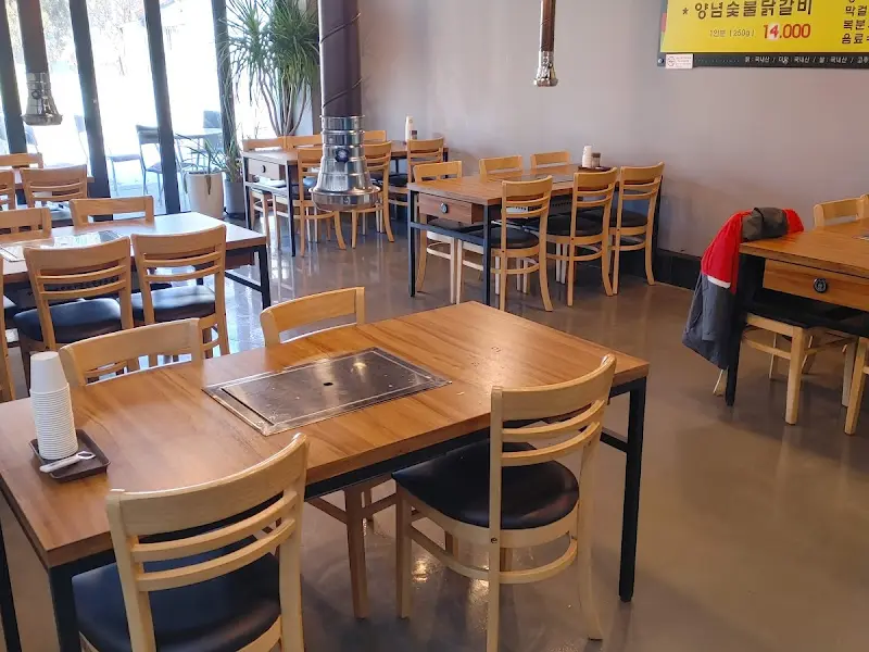 깔끔하고 넓은 홀 내부