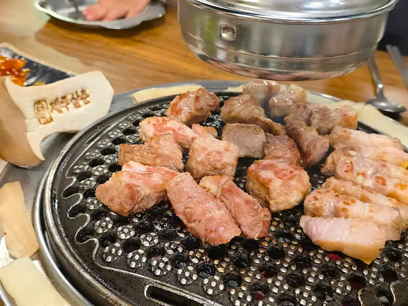 잘 구워진 흑돼지 오겹살과 목살