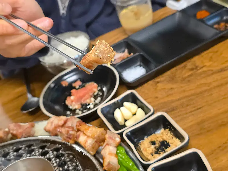 다양한 소스와 함께 즐기는 흑돼지