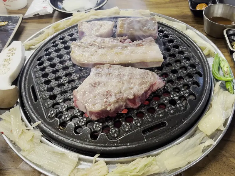 숯불 위에서 맛있게 익어가는 흑돼지