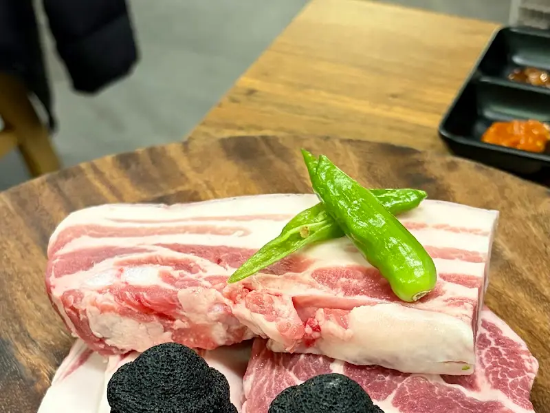 신선한 흑돼지 오겹살