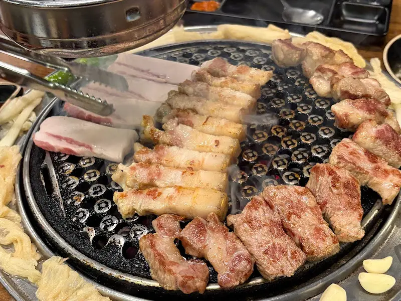 숯불 위에서 맛있게 익어가는 흑돼지 오겹살