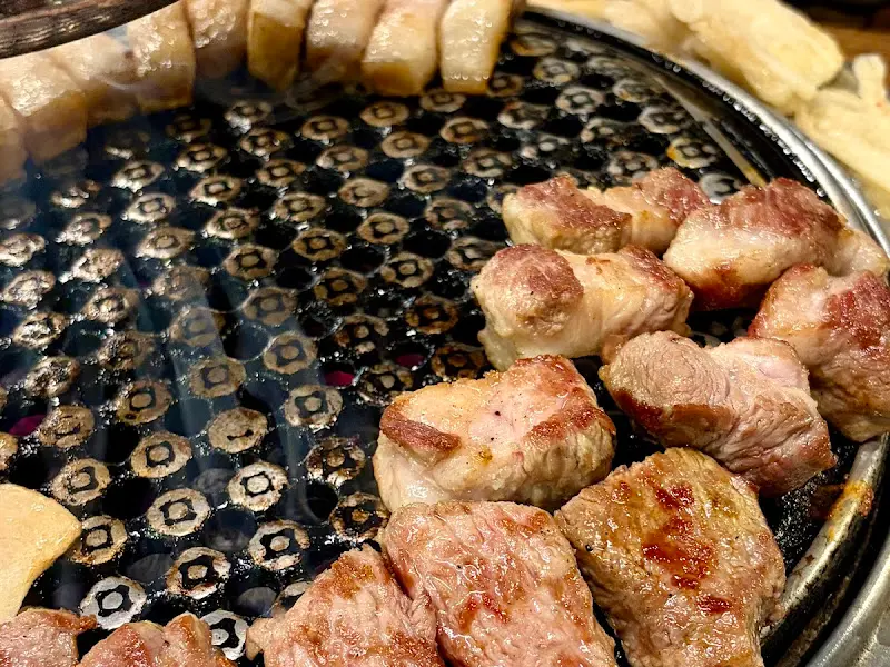 잘 익은 흑돼지 오겹살