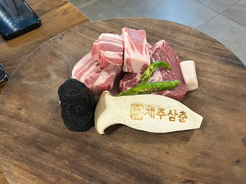 신선한 흑돼지 목살