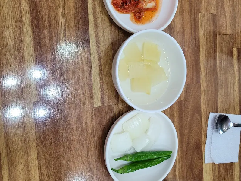 어죽과 함께 제공되는 기본 반찬