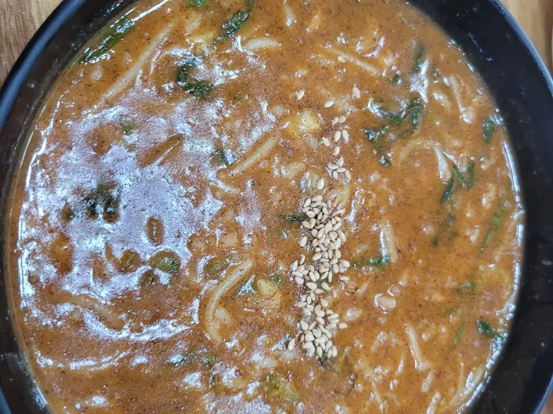 들깨가 듬뿍 뿌려진 어죽의 클로즈업 샷