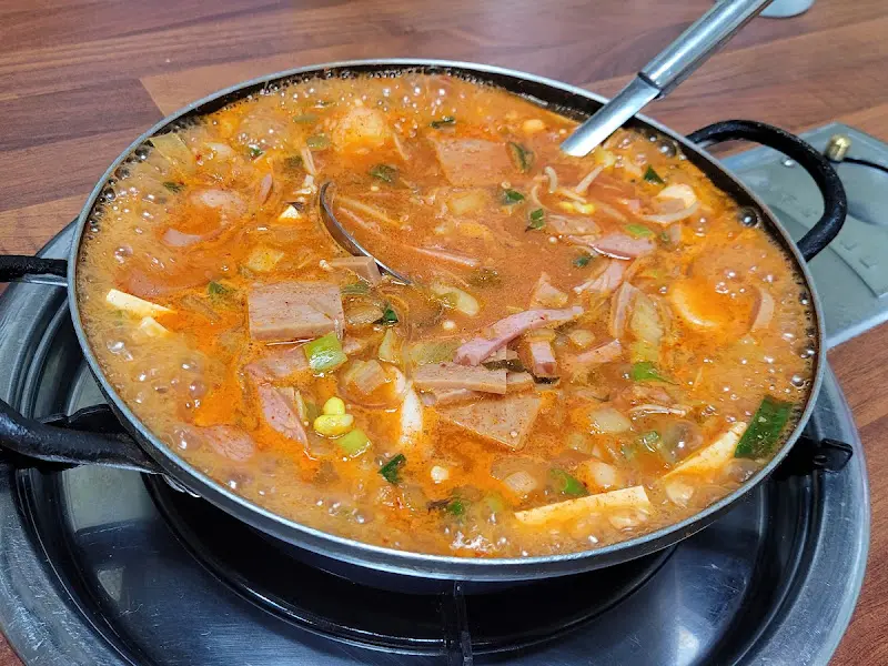 부대찌개의 푸짐한 건더기