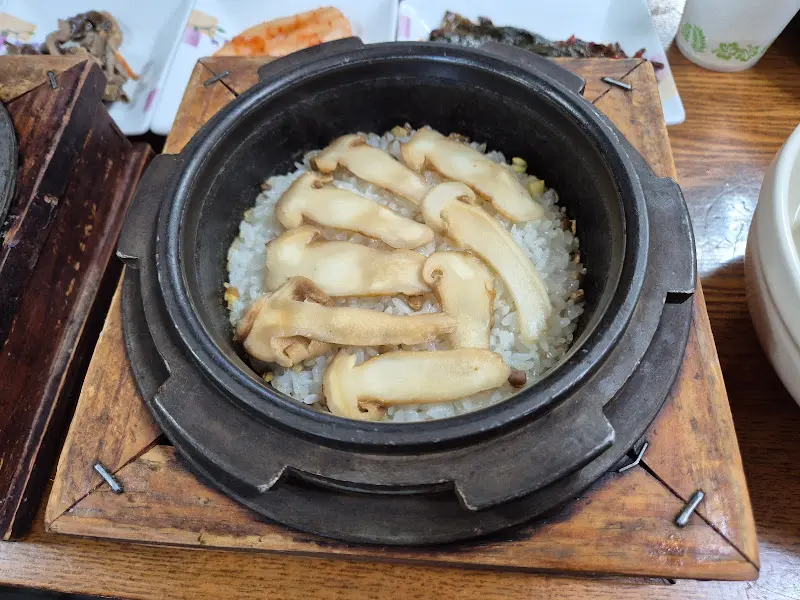 송이버섯이 듬뿍 들어간 돌솥밥